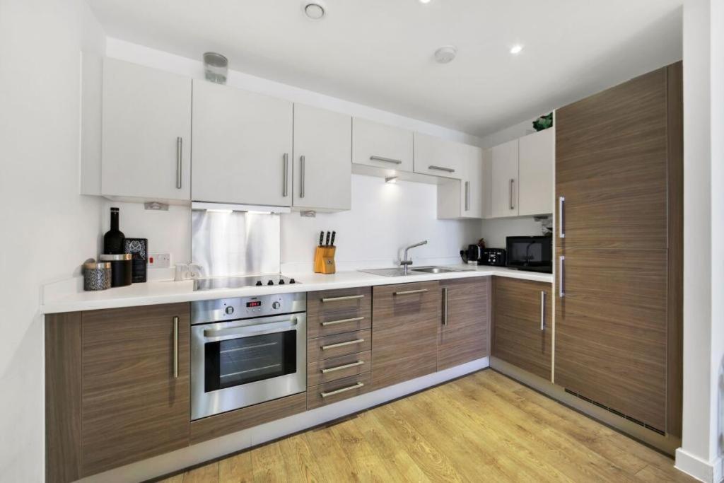 Athera - Festival Quarter, Canary Wharf 2 Bed, 2 Bath With Balcony And Gym Facility Londra