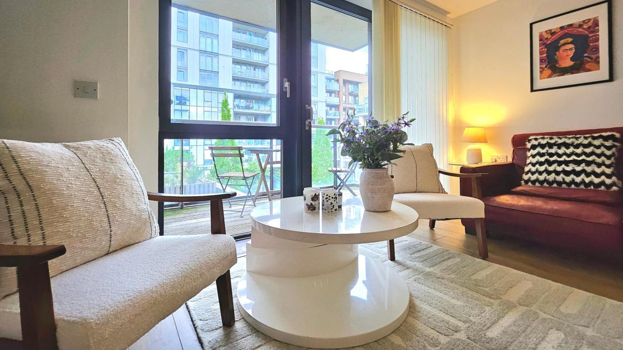 Athera - Festival Quarter, Canary Wharf 2 Bed, 2 Bath With Balcony And Gym Facility Londra