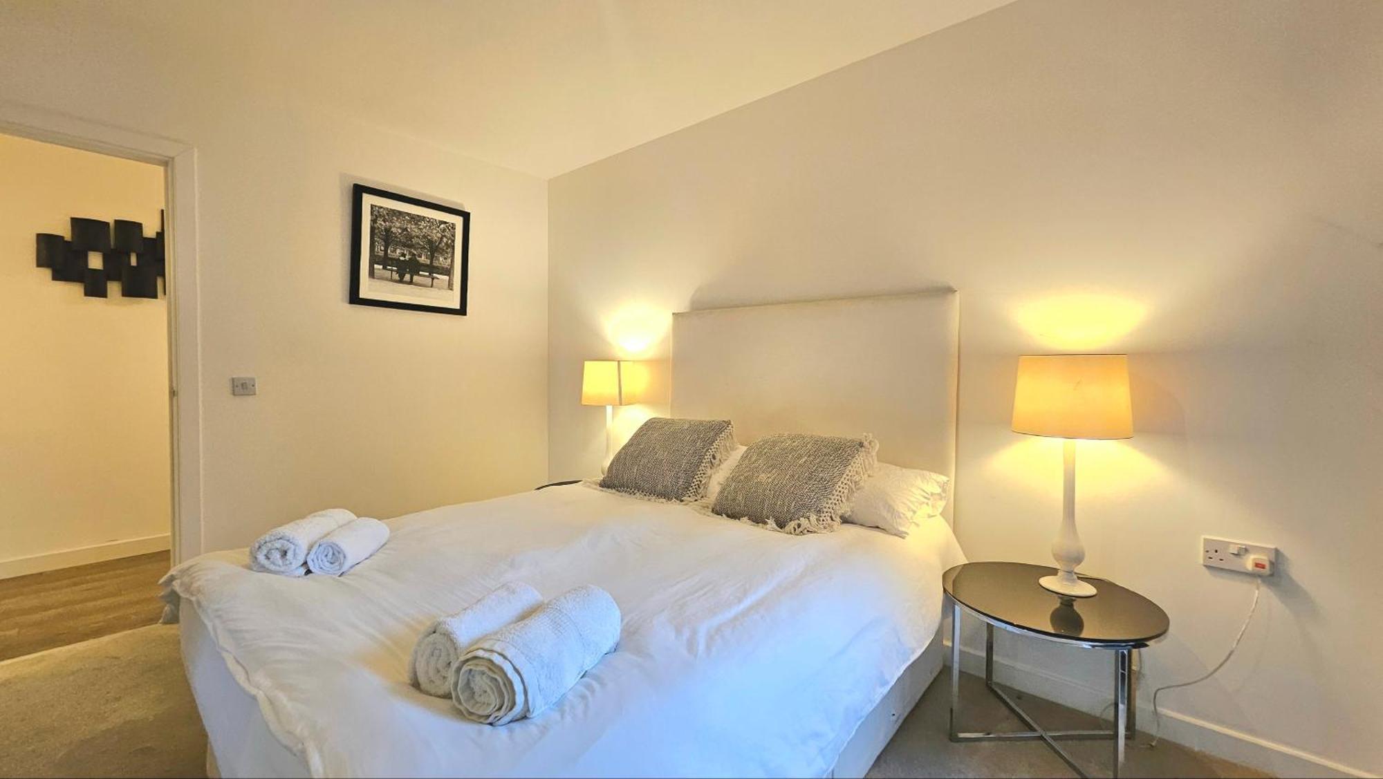 Athera - Festival Quarter, Canary Wharf 2 Bed, 2 Bath With Balcony And Gym Facility * Londra